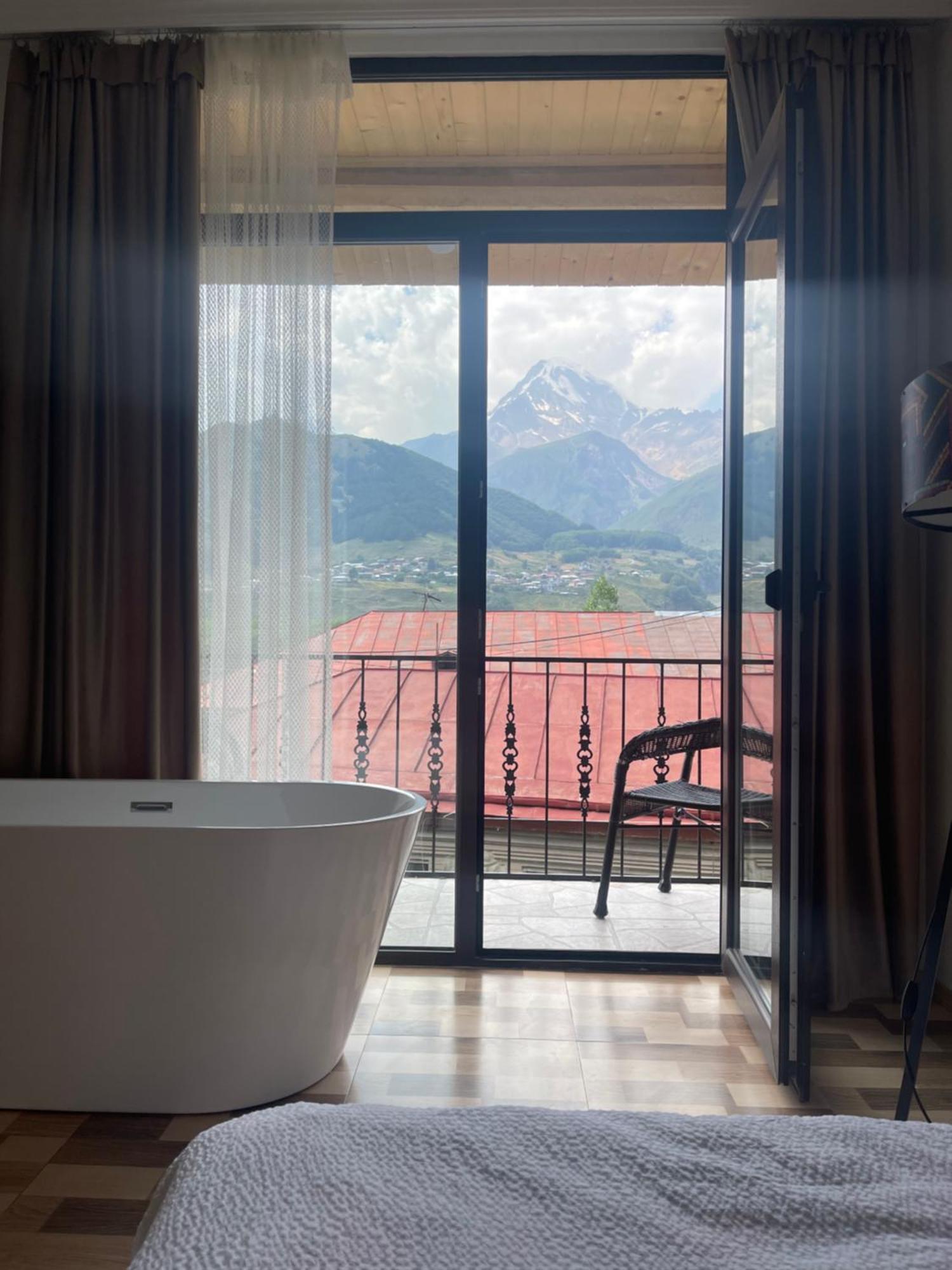Sunny Guesthouse Kazbegi Eksteriør bilde